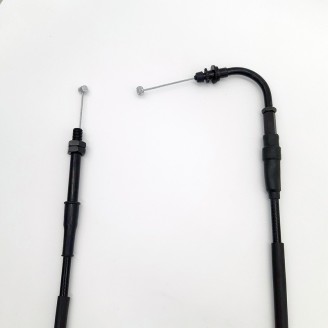 Kabel und Verkabelung | Züge und Übertragungen verbinden die Bedienelemente am Lenker mit Motor und Instrumenten: Sie öffnen und schließen das Gas, betätigen den Starter, treiben den Tacho an und bei manchen Dreirädern den Rückwärtsgang. Mit der Zeit dehnen sie sich oder blockieren, was das Fahren ungenau und unsicher macht.Hier finden Sie Gaszüge, Tachowellen, Starterzüge und Kabeldurchführungen der Marken RMS, Rms Classic, Domino, Magneti Marelli, OKYAMI, Magura, Evok und ECIE. Die passende Wahl erfolgt nach Modell und Hubraum, durch Vergleich von Länge und Anschlüssen mit dem Original oder anhand der Teilenummer des verbauten Zugs.