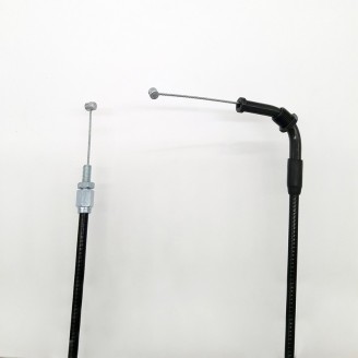 Kabel und Verkabelung | Züge und Übertragungen verbinden die Bedienelemente am Lenker mit Motor und Instrumenten: Sie öffnen und schließen das Gas, betätigen den Starter, treiben den Tacho an und bei manchen Dreirädern den Rückwärtsgang. Mit der Zeit dehnen sie sich oder blockieren, was das Fahren ungenau und unsicher macht.Hier finden Sie Gaszüge, Tachowellen, Starterzüge und Kabeldurchführungen der Marken RMS, Rms Classic, Domino, Magneti Marelli, OKYAMI, Magura, Evok und ECIE. Die passende Wahl erfolgt nach Modell und Hubraum, durch Vergleich von Länge und Anschlüssen mit dem Original oder anhand der Teilenummer des verbauten Zugs.
