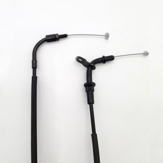 Câbles et Câblage | Les câbles et transmissions relient les commandes du guidon au moteur et aux instruments: ils ouvrent et ferment les gaz, actionnent le starter, entraînent le compteur de vitesse et, sur certains trois-roues, la marche arrière. En s'usant, ils s'allongent ou se bloquent, rendant la conduite imprécise, voire dangereuse.Vous trouverez ici des câbles d'accélérateur, des transmissions de compteur, des câbles de starter et des passe-câbles électriques, des marques RMS, Rms Classic, Domino, Magneti Marelli, OKYAMI, Magura, Evok et ECIE. Choisissez la pièce selon le modèle et la cylindrée, en vérifiant la longueur et les fixations d'origine ou en comparant le code de la pièce montée.