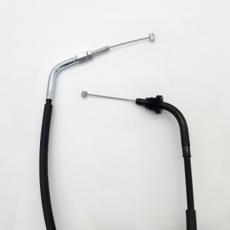 Câbles et Câblage | Les câbles et transmissions relient les commandes du guidon au moteur et aux instruments: ils ouvrent et ferment les gaz, actionnent le starter, entraînent le compteur de vitesse et, sur certains trois-roues, la marche arrière. En s'usant, ils s'allongent ou se bloquent, rendant la conduite imprécise, voire dangereuse.Vous trouverez ici des câbles d'accélérateur, des transmissions de compteur, des câbles de starter et des passe-câbles électriques, des marques RMS, Rms Classic, Domino, Magneti Marelli, OKYAMI, Magura, Evok et ECIE. Choisissez la pièce selon le modèle et la cylindrée, en vérifiant la longueur et les fixations d'origine ou en comparant le code de la pièce montée.
