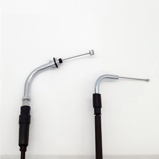 Kabel und Verkabelung | Züge und Übertragungen verbinden die Bedienelemente am Lenker mit Motor und Instrumenten: Sie öffnen und schließen das Gas, betätigen den Starter, treiben den Tacho an und bei manchen Dreirädern den Rückwärtsgang. Mit der Zeit dehnen sie sich oder blockieren, was das Fahren ungenau und unsicher macht.Hier finden Sie Gaszüge, Tachowellen, Starterzüge und Kabeldurchführungen der Marken RMS, Rms Classic, Domino, Magneti Marelli, OKYAMI, Magura, Evok und ECIE. Die passende Wahl erfolgt nach Modell und Hubraum, durch Vergleich von Länge und Anschlüssen mit dem Original oder anhand der Teilenummer des verbauten Zugs.