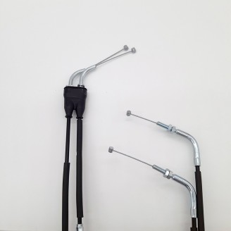 Kabel und Verkabelung | Züge und Übertragungen verbinden die Bedienelemente am Lenker mit Motor und Instrumenten: Sie öffnen und schließen das Gas, betätigen den Starter, treiben den Tacho an und bei manchen Dreirädern den Rückwärtsgang. Mit der Zeit dehnen sie sich oder blockieren, was das Fahren ungenau und unsicher macht.Hier finden Sie Gaszüge, Tachowellen, Starterzüge und Kabeldurchführungen der Marken RMS, Rms Classic, Domino, Magneti Marelli, OKYAMI, Magura, Evok und ECIE. Die passende Wahl erfolgt nach Modell und Hubraum, durch Vergleich von Länge und Anschlüssen mit dem Original oder anhand der Teilenummer des verbauten Zugs.