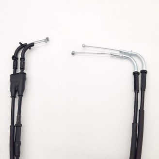 Kabel und Verkabelung | Züge und Übertragungen verbinden die Bedienelemente am Lenker mit Motor und Instrumenten: Sie öffnen und schließen das Gas, betätigen den Starter, treiben den Tacho an und bei manchen Dreirädern den Rückwärtsgang. Mit der Zeit dehnen sie sich oder blockieren, was das Fahren ungenau und unsicher macht.Hier finden Sie Gaszüge, Tachowellen, Starterzüge und Kabeldurchführungen der Marken RMS, Rms Classic, Domino, Magneti Marelli, OKYAMI, Magura, Evok und ECIE. Die passende Wahl erfolgt nach Modell und Hubraum, durch Vergleich von Länge und Anschlüssen mit dem Original oder anhand der Teilenummer des verbauten Zugs.