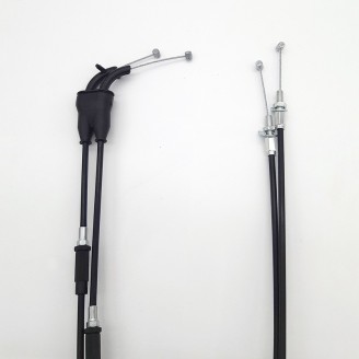 Kabel und Verkabelung | Züge und Übertragungen verbinden die Bedienelemente am Lenker mit Motor und Instrumenten: Sie öffnen und schließen das Gas, betätigen den Starter, treiben den Tacho an und bei manchen Dreirädern den Rückwärtsgang. Mit der Zeit dehnen sie sich oder blockieren, was das Fahren ungenau und unsicher macht.Hier finden Sie Gaszüge, Tachowellen, Starterzüge und Kabeldurchführungen der Marken RMS, Rms Classic, Domino, Magneti Marelli, OKYAMI, Magura, Evok und ECIE. Die passende Wahl erfolgt nach Modell und Hubraum, durch Vergleich von Länge und Anschlüssen mit dem Original oder anhand der Teilenummer des verbauten Zugs.