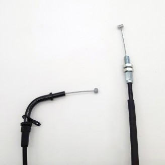 Câbles et Câblage | Les câbles et transmissions relient les commandes du guidon au moteur et aux instruments: ils ouvrent et ferment les gaz, actionnent le starter, entraînent le compteur de vitesse et, sur certains trois-roues, la marche arrière. En s'usant, ils s'allongent ou se bloquent, rendant la conduite imprécise, voire dangereuse.Vous trouverez ici des câbles d'accélérateur, des transmissions de compteur, des câbles de starter et des passe-câbles électriques, des marques RMS, Rms Classic, Domino, Magneti Marelli, OKYAMI, Magura, Evok et ECIE. Choisissez la pièce selon le modèle et la cylindrée, en vérifiant la longueur et les fixations d'origine ou en comparant le code de la pièce montée.