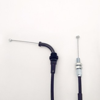 Cables y Cableado | Los cables y transmisiones conectan los mandos del manillar con el motor y los instrumentos: abren y cierran el gas, accionan el starter, mueven el cuentakilómetros y, en algunos vehículos de tres ruedas, la marcha atrás. Con el uso se estiran o se atascan, haciendo la conducción imprecisa y menos segura.Aquí encuentras cables de acelerador, transmisiones de cuentakilómetros, cables de starter y pasacables eléctricos de RMS, Rms Classic, Domino, Magneti Marelli, OKYAMI, Magura, Evok y ECIE. La elección correcta se hace según modelo y cilindrada, comprobando largo y anclajes originales o comparando el código de la pieza montada.