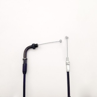 Kabel und Verkabelung | Züge und Übertragungen verbinden die Bedienelemente am Lenker mit Motor und Instrumenten: Sie öffnen und schließen das Gas, betätigen den Starter, treiben den Tacho an und bei manchen Dreirädern den Rückwärtsgang. Mit der Zeit dehnen sie sich oder blockieren, was das Fahren ungenau und unsicher macht.Hier finden Sie Gaszüge, Tachowellen, Starterzüge und Kabeldurchführungen der Marken RMS, Rms Classic, Domino, Magneti Marelli, OKYAMI, Magura, Evok und ECIE. Die passende Wahl erfolgt nach Modell und Hubraum, durch Vergleich von Länge und Anschlüssen mit dem Original oder anhand der Teilenummer des verbauten Zugs.