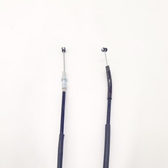 Kabel und Verkabelung | Züge und Übertragungen verbinden die Bedienelemente am Lenker mit Motor und Instrumenten: Sie öffnen und schließen das Gas, betätigen den Starter, treiben den Tacho an und bei manchen Dreirädern den Rückwärtsgang. Mit der Zeit dehnen sie sich oder blockieren, was das Fahren ungenau und unsicher macht.Hier finden Sie Gaszüge, Tachowellen, Starterzüge und Kabeldurchführungen der Marken RMS, Rms Classic, Domino, Magneti Marelli, OKYAMI, Magura, Evok und ECIE. Die passende Wahl erfolgt nach Modell und Hubraum, durch Vergleich von Länge und Anschlüssen mit dem Original oder anhand der Teilenummer des verbauten Zugs.