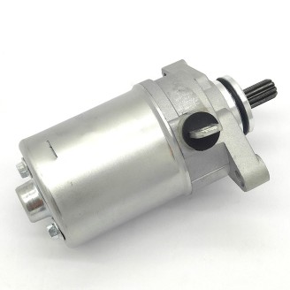 Démarreurs | Le démarreur est le composant électrique qui entraîne le vilebrequin pour lancer le moteur, évitant le démarrage au kick. Des balais usés ou un porte-balais défectueux provoquent souvent un démarrage difficile ou impossible.Vous trouverez ici des démarreurs et porte-balais pour scooters et motos de nombreuses cylindrées, de marques comme MAGNETI MARELLI, RMS, WAI, ARROWHEAD, OKYAMI, MITSUBA, Rms Classic et DUCATI ENERGIA. Pour choisir la bonne pièce, vérifiez le modèle et l'année de votre véhicule, ou comparez le code d'origine indiqué sur le démarreur à remplacer.