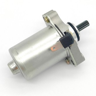 Démarreurs | Le démarreur est le composant électrique qui entraîne le vilebrequin pour lancer le moteur, évitant le démarrage au kick. Des balais usés ou un porte-balais défectueux provoquent souvent un démarrage difficile ou impossible.Vous trouverez ici des démarreurs et porte-balais pour scooters et motos de nombreuses cylindrées, de marques comme MAGNETI MARELLI, RMS, WAI, ARROWHEAD, OKYAMI, MITSUBA, Rms Classic et DUCATI ENERGIA. Pour choisir la bonne pièce, vérifiez le modèle et l'année de votre véhicule, ou comparez le code d'origine indiqué sur le démarreur à remplacer.