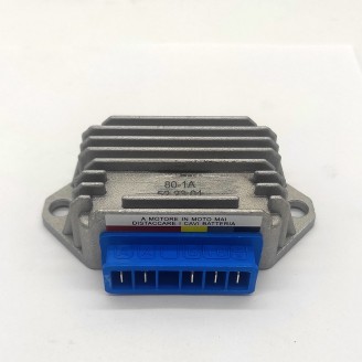 Régulateurs | Le régulateur de tension contrôle la charge envoyée par l'alternateur à la batterie et évite les surtensions qui endommagent le circuit électrique. Un régulateur défectueux entraîne une batterie à plat, des feux instables ou une charge absente, une panne électrique fréquente sur moto et scooter.Cette catégorie regroupe des régulateurs pour scooters, routières, customs et Ape Car, des marques MAGNETI MARELLI, RM STATOR, WAI, ELECTROSPORT, SUN, OKYAMI, TOURMAX et RMS, ainsi que des diodes régulatrices pour alternateurs. Pour choisir la bonne pièce, vérifiez le modèle et l'année de votre engin, ou comparez le code d'origine avec celui indiqué sur la fiche produit.
