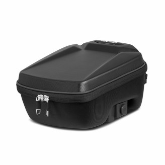 Taschen und Topcases | Topcases, Seitentaschen und Tankrucksäcke schaffen zusätzlichen Stauraum am Motorrad oder Roller und bieten einen sicheren Platz für Helm, Gepäck und persönliche Gegenstände bei täglichen Fahrten oder längeren Touren.Im Sortiment finden sich Shad Topcases in verschiedenen Größen, passgenaue Innentaschen, elastische Gepäcknetze, farbige Cover, Befestigungsplatten und Universalbasen sowie Seitentaschen und Zubehör von Oxford und Biondi. Bei der Auswahl helfen das Modell des eigenen Koffers oder der Tasche, das benötigte Maß oder der Originalcode aus der Produktbeschreibung.
