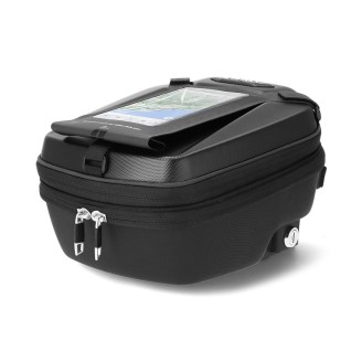 Taschen und Topcases | Topcases, Seitentaschen und Tankrucksäcke schaffen zusätzlichen Stauraum am Motorrad oder Roller und bieten einen sicheren Platz für Helm, Gepäck und persönliche Gegenstände bei täglichen Fahrten oder längeren Touren.Im Sortiment finden sich Shad Topcases in verschiedenen Größen, passgenaue Innentaschen, elastische Gepäcknetze, farbige Cover, Befestigungsplatten und Universalbasen sowie Seitentaschen und Zubehör von Oxford und Biondi. Bei der Auswahl helfen das Modell des eigenen Koffers oder der Tasche, das benötigte Maß oder der Originalcode aus der Produktbeschreibung.