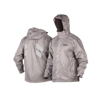 Equipamiento | El equipamiento incluye prendas y accesorios pensados para conducir moto o scooter: trajes y pantalones de lluvia, chalecos de alta visibilidad, cinturones reflectantes, máscaras y cubrepiernas. Protegen del frío y la lluvia y hacen al conductor más visible en el tráfico.El catálogo reúne artículos de OXFORD, SHAD, BIONDI, ARIETE, RMS, Evok, BKR y Rms Classic, desde camisetas técnicas hasta trajes Bone Dry, pasando por protectores de cremallera y tiras reflectantes de muñeca. Para elegir bien conviene revisar la talla indicada (S, M, L, XXXL), el modelo de moto o scooter compatible, como los cubrepiernas para Aprilia Scarabeo, y el código original cuando aparece.