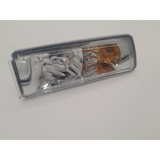 Éclairage et Ampoules | Feux avant et arrière, clignotants, cabochons et ampoules assurent la visibilité et la signalisation sur la route, de jour comme de nuit. Ces pièces s'usent, se cassent lors d'une chute ou arrivent simplement en fin de vie, et doivent être remplacées par des pièces adaptées au modèle exact du véhicule.Le catalogue propose des feux complets, des blocs optiques à led, des clignotants avec cabochons transparents ou colorés et des ampoules de différents types, pour des scooters comme Piaggio Vespa, Honda SH, Kymco People et des motos comme Moto Guzzi. Vous trouverez des pièces des marques Siem, RMS, Evok, OSRAM, TRIOM, OKYAMI, CEV et TOPLIGHT. Pour choisir la bonne pièce, vérifiez le modèle et l'année de votre véhicule, ou comparez le code d'origine de la pièce à remplacer.