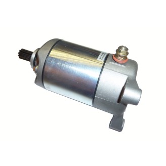Anlasser | Der Anlasser ist das elektrische Bauteil, das die Kurbelwelle zum Starten des Motors dreht und den Kickstart ersetzt. Abgenutzte Kohlebürsten oder ein defekter Bürstenhalter führen oft zu schwerem oder ausbleibendem Anlassen.Hier finden Sie Anlasser und Bürstenhalter für Roller und Motorräder verschiedener Hubraumklassen, von Marken wie MAGNETI MARELLI, RMS, WAI, ARROWHEAD, OKYAMI, MITSUBA, Rms Classic und DUCATI ENERGIA. Prüfen Sie Modell und Baujahr Ihres Fahrzeugs oder vergleichen Sie den Originalcode auf dem auszutauschenden Anlasser, um das passende Teil zu wählen.