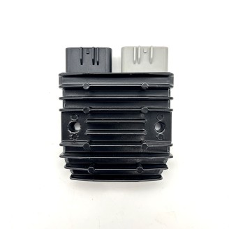 Régulateurs | Le régulateur de tension contrôle la charge envoyée par l'alternateur à la batterie et évite les surtensions qui endommagent le circuit électrique. Un régulateur défectueux entraîne une batterie à plat, des feux instables ou une charge absente, une panne électrique fréquente sur moto et scooter.Cette catégorie regroupe des régulateurs pour scooters, routières, customs et Ape Car, des marques MAGNETI MARELLI, RM STATOR, WAI, ELECTROSPORT, SUN, OKYAMI, TOURMAX et RMS, ainsi que des diodes régulatrices pour alternateurs. Pour choisir la bonne pièce, vérifiez le modèle et l'année de votre engin, ou comparez le code d'origine avec celui indiqué sur la fiche produit.