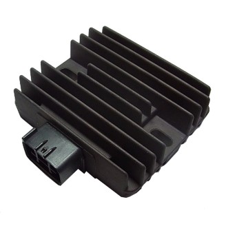 Régulateurs | Le régulateur de tension contrôle la charge envoyée par l'alternateur à la batterie et évite les surtensions qui endommagent le circuit électrique. Un régulateur défectueux entraîne une batterie à plat, des feux instables ou une charge absente, une panne électrique fréquente sur moto et scooter.Cette catégorie regroupe des régulateurs pour scooters, routières, customs et Ape Car, des marques MAGNETI MARELLI, RM STATOR, WAI, ELECTROSPORT, SUN, OKYAMI, TOURMAX et RMS, ainsi que des diodes régulatrices pour alternateurs. Pour choisir la bonne pièce, vérifiez le modèle et l'année de votre engin, ou comparez le code d'origine avec celui indiqué sur la fiche produit.