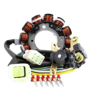 Stators | Le stator est l'élément de l'alternateur qui produit le courant permettant de charger la batterie et d'alimenter le circuit électrique de la moto ou du scooter. S'il est endommagé ou si les bobines sont grillées, la batterie ne se recharge plus et on peut voir des voyants s'allumer ou un manque de courant sur les consommateurs électriques.Dans cette catégorie vous trouvez des stators Magneti Marelli, Electrosport, Tourmax, RMS, RM Stator, Okyami, Rms Classic et WAI pour des scooters comme Sym Symphony, Vespa PK et Ape, et pour des motos comme Suzuki DR et GSX-R, Yamaha YZF-R1 et YZ 250 F, Honda CTX700 et VT Shadow, Triumph Street Triple. Choisissez la pièce en fonction du modèle et de l'année du véhicule ou du code d'origine indiqué sur la pièce à remplacer.