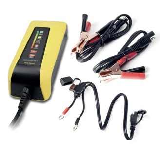 Batterieladegeräte | Ein Batterieladegerät lädt die Batterie von Motorrad oder Roller auf oder hält sie geladen, besonders bei längeren Standzeiten. Ein Erhaltungslader verhindert die Sulfatierung der Platten und verlängert die Lebensdauer der Batterie, während ein Tester den Ladezustand und die Funktion der Lichtmaschine prüft, bevor Startprobleme auftreten.Hier finden Sie Ladegeräte und Erhaltungslader von Genius, Motobatt, Oxford, Osram und Marelli sowie Multifunktionstester von BS-Battery für Batterie und Lichtmaschine. Die Wahl richtet sich nach der Batteriekapazität in Ah, der Spannung (12V) und dem Einsatzzweck: gelegentliche Erhaltung, Schnellladung oder Diagnose. Prüfen Sie vor dem Kauf stets das Modell Ihres Fahrzeugs und den Originalcode der Batterie.