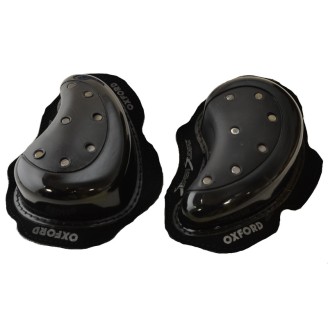 Equipamiento | El equipamiento incluye prendas y accesorios pensados para conducir moto o scooter: trajes y pantalones de lluvia, chalecos de alta visibilidad, cinturones reflectantes, máscaras y cubrepiernas. Protegen del frío y la lluvia y hacen al conductor más visible en el tráfico.El catálogo reúne artículos de OXFORD, SHAD, BIONDI, ARIETE, RMS, Evok, BKR y Rms Classic, desde camisetas técnicas hasta trajes Bone Dry, pasando por protectores de cremallera y tiras reflectantes de muñeca. Para elegir bien conviene revisar la talla indicada (S, M, L, XXXL), el modelo de moto o scooter compatible, como los cubrepiernas para Aprilia Scarabeo, y el código original cuando aparece.