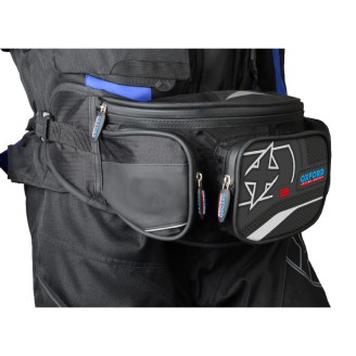 Taschen und Topcases | Topcases, Seitentaschen und Tankrucksäcke schaffen zusätzlichen Stauraum am Motorrad oder Roller und bieten einen sicheren Platz für Helm, Gepäck und persönliche Gegenstände bei täglichen Fahrten oder längeren Touren.Im Sortiment finden sich Shad Topcases in verschiedenen Größen, passgenaue Innentaschen, elastische Gepäcknetze, farbige Cover, Befestigungsplatten und Universalbasen sowie Seitentaschen und Zubehör von Oxford und Biondi. Bei der Auswahl helfen das Modell des eigenen Koffers oder der Tasche, das benötigte Maß oder der Originalcode aus der Produktbeschreibung.